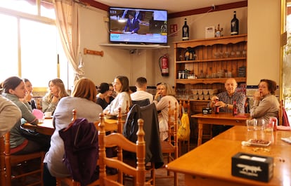 Ambiente en un bar de Sedaví, localidad afectada por la riada, este viernes durante la comparecencia de Carlos Mazón, en las Cortes valencianas.