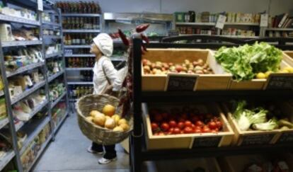 Una clienta de la Magdalena de Proust, una tienda y obrador de pan especializada en producto madrileño.