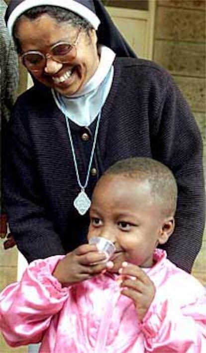 Dickson, huérfano enfermo de sida, bebe su medicina en Nairobi.