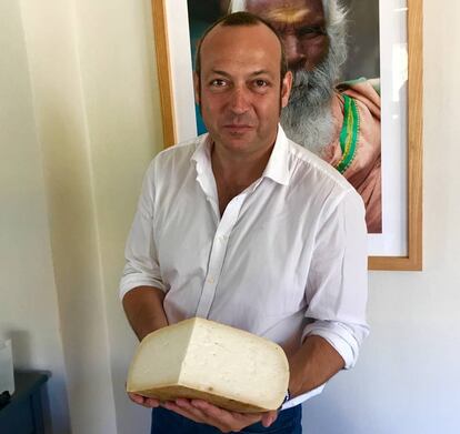 Paco García con el queso Fontanal elaborado con leche cruda de cabra de raza Florida de pasta lavada y cuajo animal. Maduración mínima 120 días. Quesos El Bucarito.