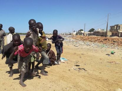 Niños talibés vagabundean por Saint Louis, Senegal.