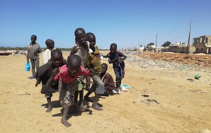 Niños talibés vagabundean por Saint Louis, Senegal.