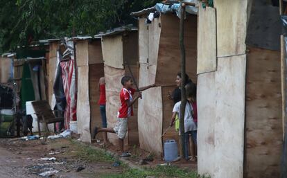 Muchos niños han dejado de ir a la escuela desde que comenzó a inundarse el barrio. Algunas han quedado anegadas.