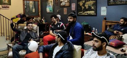 Anand Ahujan (en el centro, con barba y camisa azul) y sus invitados en la ciudad de Nueva Delhi (India).