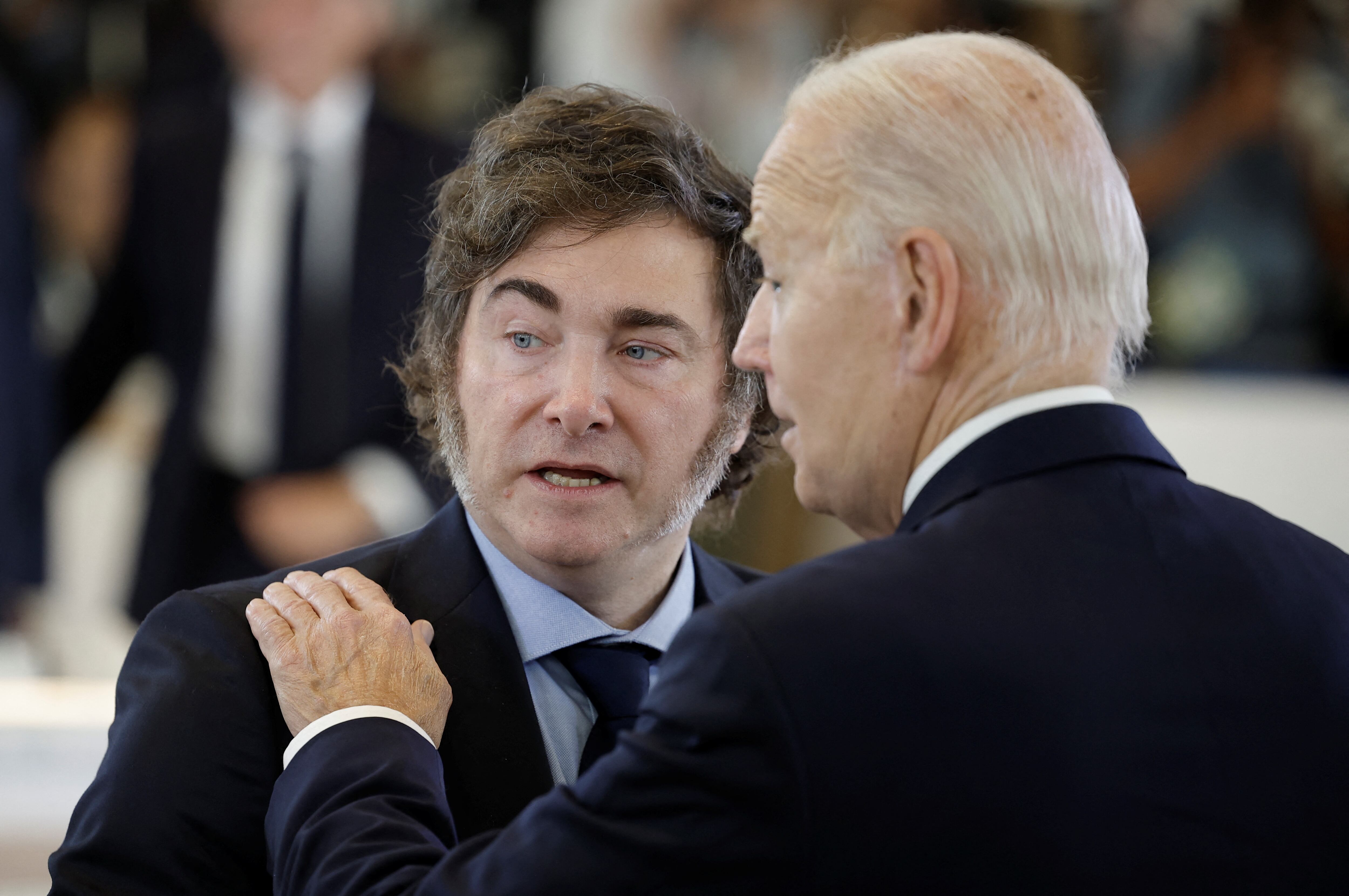 El presidente argentino, Javier Milei, y el homólogo de Estados Unidos, Joe Biden, conversan antes de la sesión sobre Inteligencia Artificial, Energía, África y Mediterráneo en el segundo día de la cumbre del G-7 en Savelletri, este viernes.