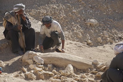 El capataz Alí Farouk El-Quiftauy (izquierda) junto al ataúd de madera descubierto en Dra Abu el-Naga.