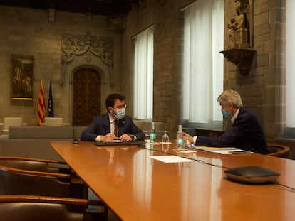 El presidente de la Generalitat, Pere Aragonès (i) acompañado por el conseller de Salud, Josep Maria Argimon (d) en una reunión de trabajo.