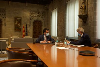 El presidente de la Generalitat, Pere Aragonès (i) acompañado por el conseller de Salud, Josep Maria Argimon (d) en una reunión de trabajo.