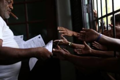 Un hombre entrega las predicciones del año durante el acto en la Asociación Cultural Yoruba en La Habana.