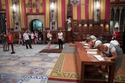 El Ayuntamiento de Barcelona ha abierto esta mañana las puertas del Saló de Cent, una de las salas nobles del edificio consistorial, como espacio de vela por las víctimas de los atentados de Barcelona y Cambrils (Tarragona) y ha habilitado un libro de condolencias para recoger las muestras de duelo de los ciudadanos.