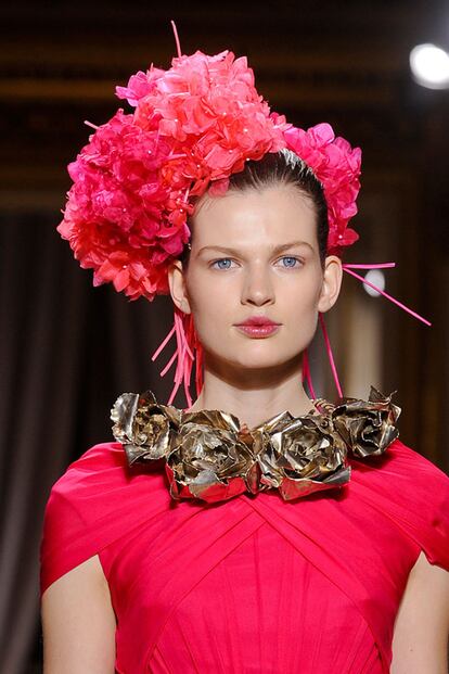 Abundancia de accesorios XXL en el desfile de Giambattista Valli de su actual colección primavera-verano.