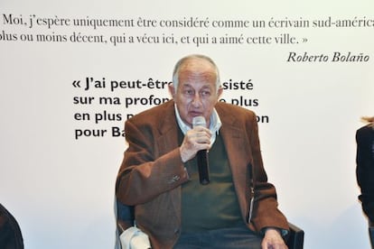 Juan Goytisolo en una de las charlas del puesto de Barcelona en el Salón del Libro de París.