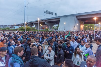 Asistentes a la junta de accionistas de Berkshire Hathaway esperan para entrar en el recinto.