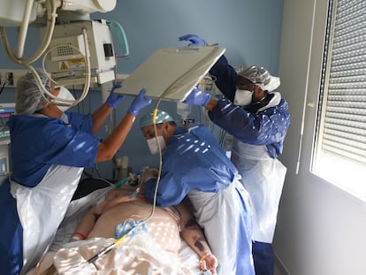 Un paciente obeso con covid-19 atendido en la clínica privada Estrée en Stains (Francia) el 9 de abril.