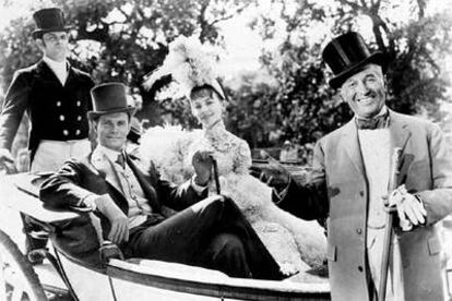 De izquierda a derecha, Louis Jourdan, Leslie Caron y Maurice Chevalier, en un fotograma de <i>Gigi.</i>