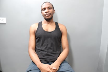 El mercenario preso de guerra Oluwagbemileke Kehinde posaba el pasado martes en una sala de la cárcel en la que se encuentra.