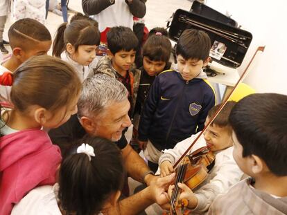 Darko Milowic, músico de la Filarmónica de Luxembrugo, comparte su violín con los alumnos de una escuela de la Villa 31 de Buenos Aires.