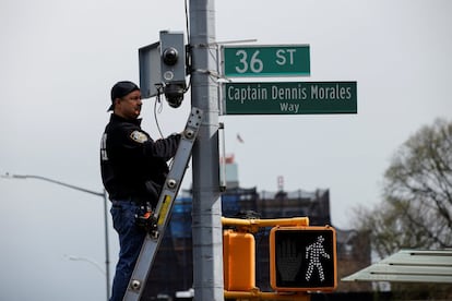Personal de emergencia revisa cámaras de seguridad en la calle 36, donde se encuentra la estación de metro donde se ha producido el tiroteo, en Brooklyn, Nueva York.