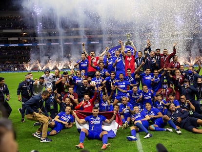 Los jugadores del Cruz Azul celebran la Liga MX en el estadio Azteca.