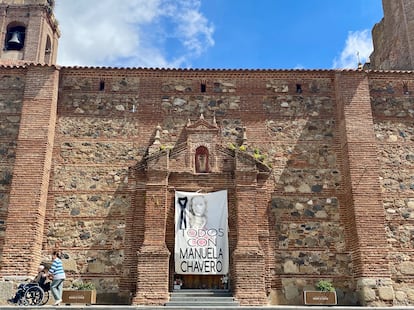 La lona con la imagen de Manuela Chavero colgada en la iglesia del pueblo de Monesterio.