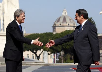 El primer ministro de Italia, Paolo Gentiloni, da la bienvenida al presidente de Chipre, Nicos Anastasiades, fuera del Palacio de los Conservadores.