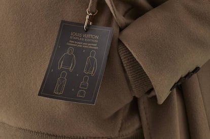 Las prendas de la nueva línea de Louis Vuitton incorporan etiquetas de piel con instrucciones gráficas para doblarlas.