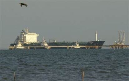 El petrolero <i>Pilin Leon</i>, atracado ayer en la refinería de Bajo Grande, en Maracaibo.