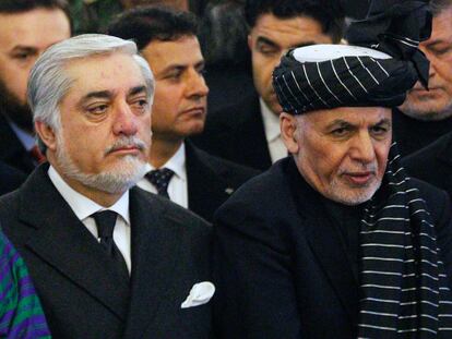 El presidente afgano Ashraf Ghani (a la derecha) y su rival político Abdullah Abdullah, durante un funeral el año pasado.