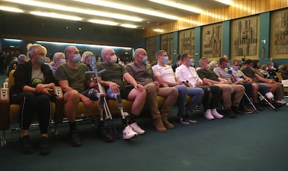 Militares ucranios, heridos en la guerra, siguen la ceremonia de entrega de condecoraciones por parte del ministro de Defensa ucranio, Oleksii Reznikov, en el hospital Gómez Ulla de Madrid.