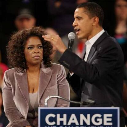 Oprah Winfrey escucha a Obama en un mitin en Desmoines (Iowa) durante la campa?a electoral del ya presidente de EE UU.