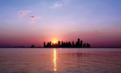 Vista desde el mar de la ciudad de Doha (Catar).