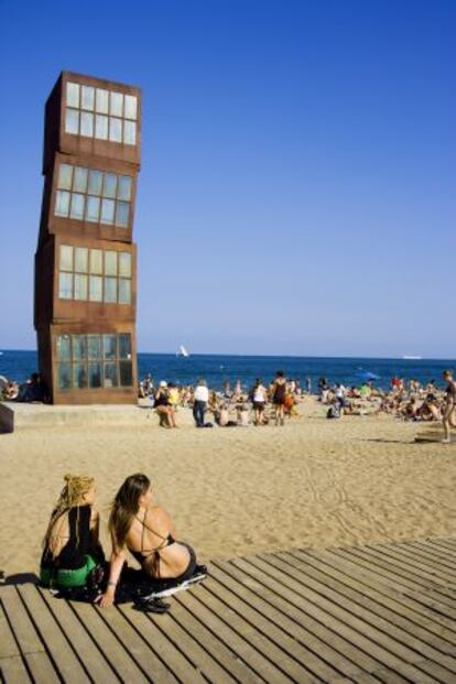 La escultura 'La estrella herida', de Rebecca Horn, en la Barceloneta (Barcelona).