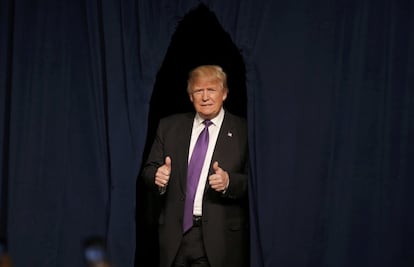 El magnate Donald Trump aceleró su camino hacia la nominación presidencial republicana gracias a un triunfo inapelable en los caucus de Nevada, con la que se confirma como el rival a batir en el "supermartes" del 1 de marzo, cuando votarán más de 10 estados de EEUU. En la imagen, Trump celebra su victoria en Las Vegas, el 23 de febrero de 2016.