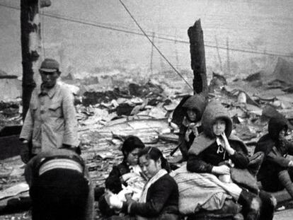 Ciudadanos japoneses en Tokyo, durante los bombardeos de Estados Unidos en 1945.