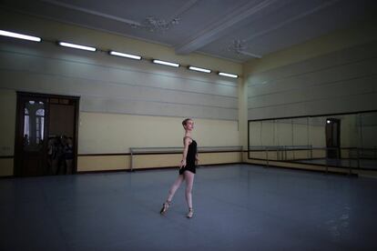 Catherine Conley, la primera estudiante americana en la Escuela Nacional de Ballet de Cuba, practica durante una sesión.