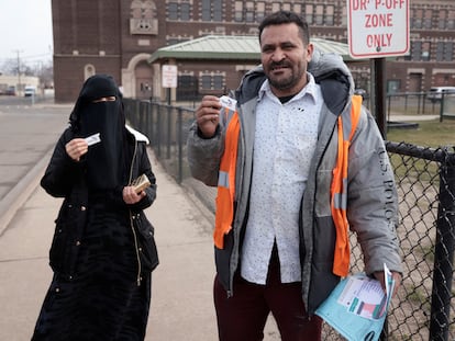 Dos residentes de Dearborn, en Míchigan, Saeed Sharif y su esposa Aisha, muestran sus pegatinas tras votar "no declarado" en las papeletas demócratas en las primarias del Estado.