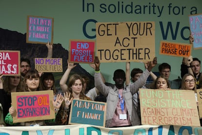 Activistas protestan contra los combustibles fósiles y por la financiación climática en la Conferencia sobre el Clima COP29 de la CMNUCC, el 22 de noviembre de 2024. 