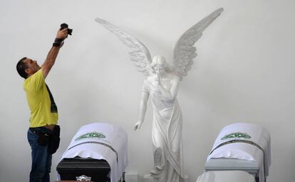 Féretros de las víctimas del equipo de fútbol brasileño Chapecoense descansan en el mortuorio de San Vicente en Medellín (Colombia).