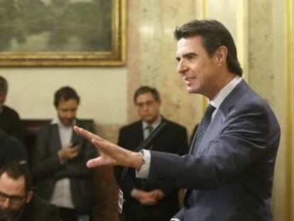 El político popular deja sus funciones en la cartera, pero también dimite como diputado y presidente del PP canario, tras conocerse su vinculación con sociedades radicadas en paraísos fiscales