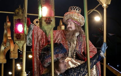 El rey Gaspar saluda desde su carroza durante la la Cabalgata de Reyes, hoy en Madrid. La comitiva real, dedicada este año a la magia, ha salido a las seis y media de la tarde de Nuevos Ministerios para terminar su recorrido en la céntrica Plaza de Cibeles.