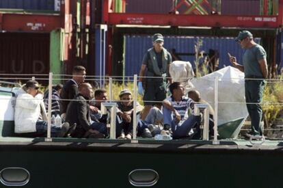 Agentes de la Guardia Civil junto a varios de los 12 inmigrantes rescatados de una patera frente a Calp.