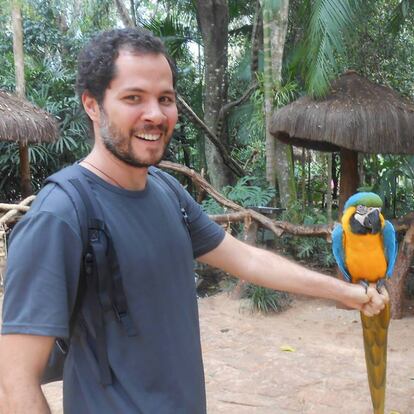 BERNARD MORAES, 33 ANOS, RIO DE JANEIRO. Sou formado em Administração de Empresas pela UFRJ, porém, há anos exerço atividades diferentes daquelas de um administrador. Durante a faculdade realizei alguns estágios, o último na Coca-Cola, quando percebi que ser administrador não era minha vocação e tampouco trabalhar no meio corporativo me faria feliz.
Ao término da graduação, sem trabalho, entrei para o turismo, primeiramente na hotelaria. Paralelamente, tinha como hobby a meditação e outras práticas holísticas, que aos poucos foram crescendo na minha vida, até eu me tornar um terapeuta. Ser bem sucedido e ter status profissional nunca foram prioridades, minha maior ambição sempre foi trabalhar com algo que me deixasse feliz. Atualmente trabalho como guia de turismo.
Por ironia, a crise não foi uma das dificuldades enfrentadas, ao contrário. Com a moeda enfraquecida, passear no Brasil tornou-se ainda mais barato para os estrangeiros, que representam quase todos os meus clientes. Logo, quanto mais fraco estiver o real, mais trabalho terei.
Esta crise econômica e política são consequências da má administração de nossos ex e atual presidentes, aliada aos escandalosos casos de corrupção. Estudiosos e economistas já previam esta atual recessão econômica, em contraste com a imagem de prosperidade econômica que até pouco o país transmitia. Muito se investiu no curto prazo, dando dinheiro para famílias que nada tinham e se encontravam na miséria. Entretanto, a médio e longo prazo, que seria o investimento na educação, saúde etc, nada de tão relevante parece ter sido feito, tendo em vista a queda do PIB, desemprego, entre outros.