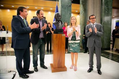 La presidenta del Congreso, Ana Pastor, inaugura el busto de Diego Muñoz-Torrero con autoridades extremeñas.