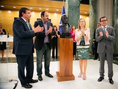 La presidenta del Congreso, Ana Pastor, inaugura el busto de Diego Muñoz-Torrero con autoridades extremeñas.