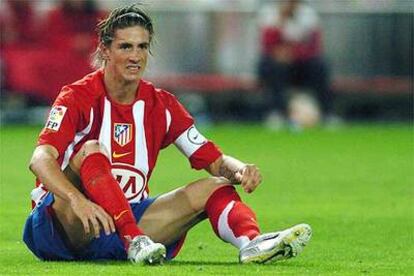 Torres se lamenta en el derbi madrileño, que ganó el Real Madrid por 0-3.