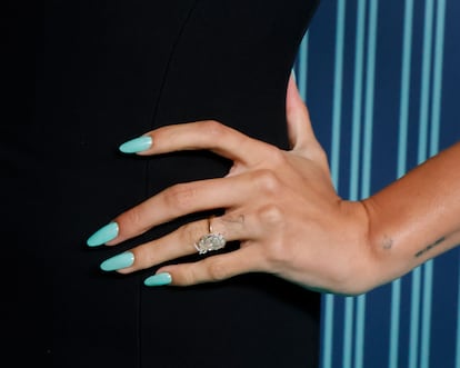 El característico azul Tiffany, en las uñas de Hailey Bieber.