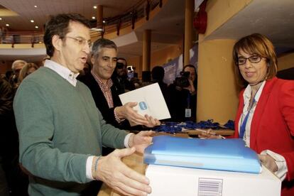 Feijóo, frente a la presidenta del comité organizador del congreso, Raquel Arias.