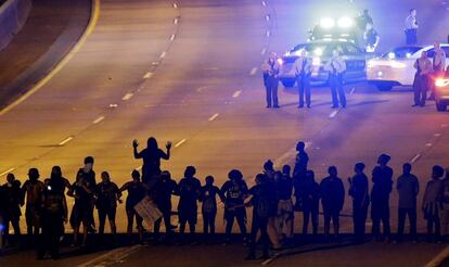 Los manifestantes bloquean una carretera durante la tercera noche de protestas en Charlotte.