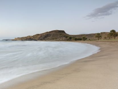 Panorámica de la playa de Percheles, en Mazarrón (Murcia).