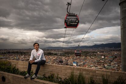 Julio Victoria posa para un retrato en el Centro Cultural Compartir  en Bogotá, Colombia el 16 de agosto del 2023.